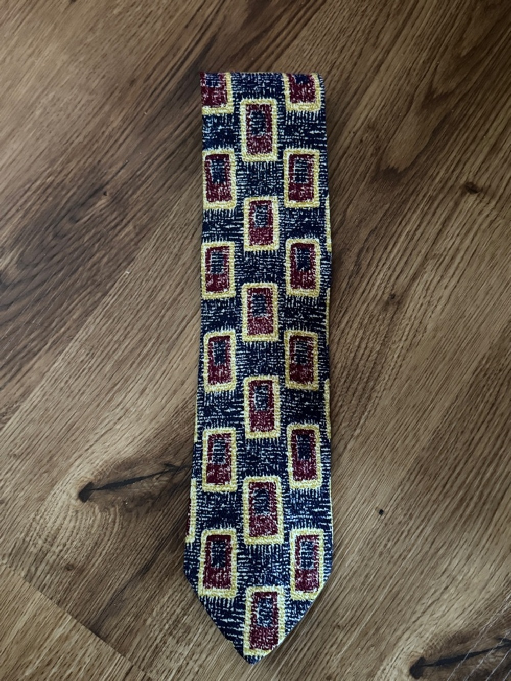 Men's Geometric Pattern Necktie in Yellow, Navy & Red Dona